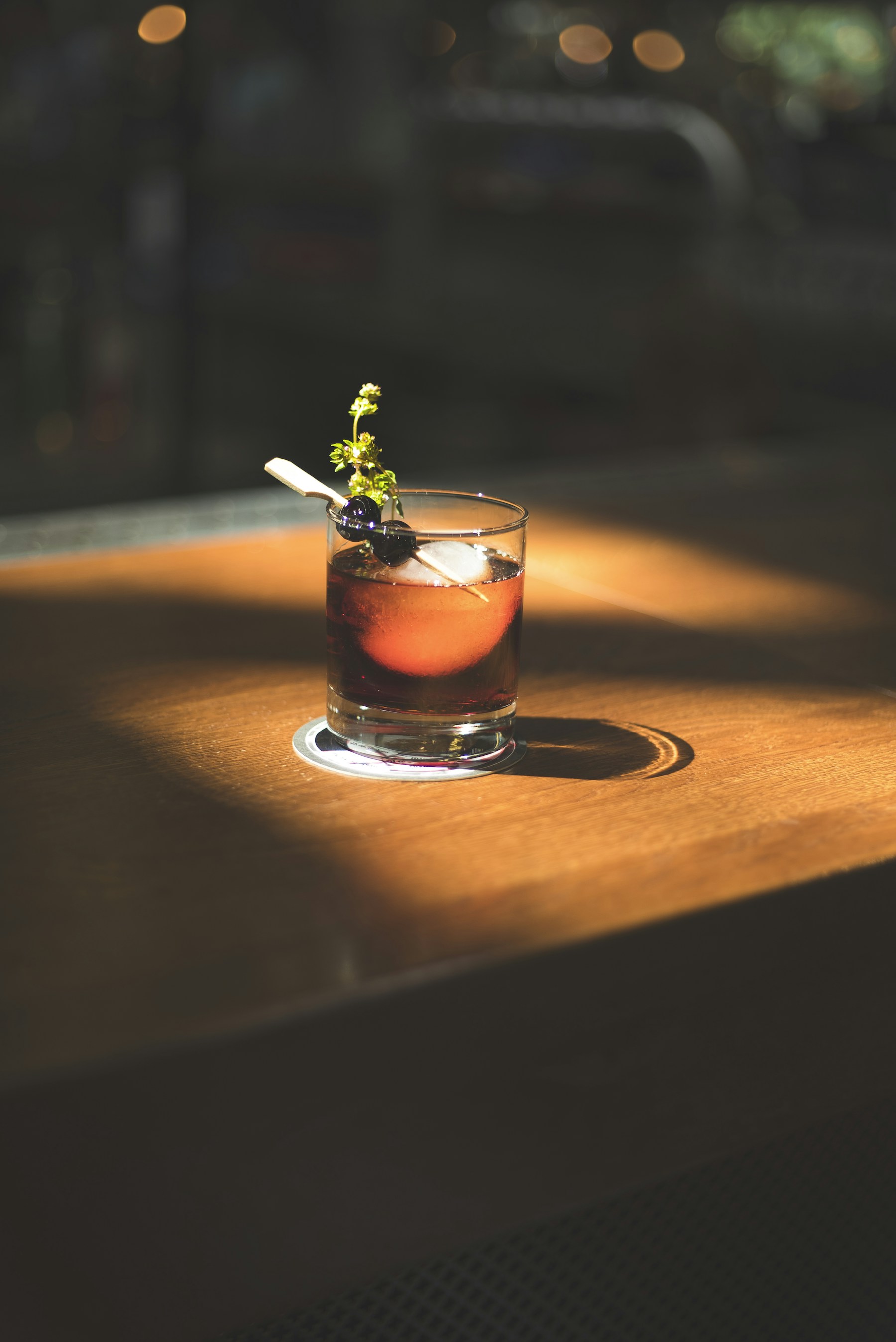 Cocktail im warmen Licht einer Bar – Stimmungsbild